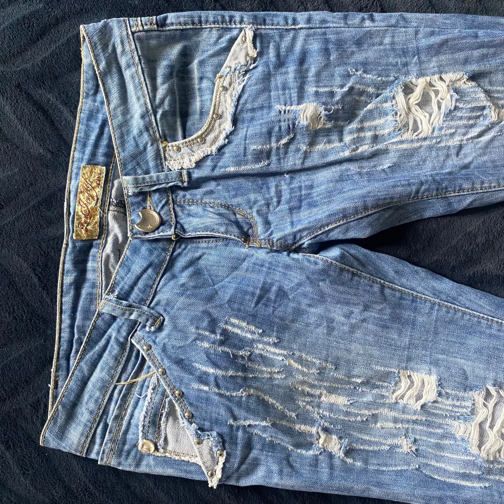 Dessa jeans är den perfekta kombinationen av stil och komfort! Med en modern passform som framhäver dina kurvor och blir utsvängda. Högkvalitativa denimtyget ger en fantastisk känsla. Väldigt klassisk färg med jättefina detaljer men tyvärr för små!. Jeans & Byxor.