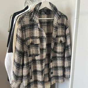 Jacka från Zara - Normal i storleken, bara använd några gånger så bra skick! 