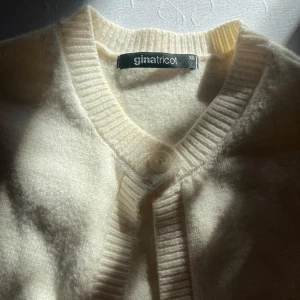 Stickad kofta från Gina  - En stickad kofta från Gina endast använd ett fåtal gånger i ett toppenskick💕💕💕