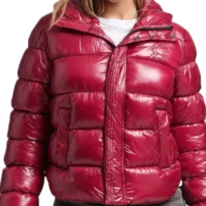 Super Dry jacka - Röd Super Dry jacka som tyvärr inte kommer till användning längre!☺️ köpt för 1200kr och är i nyskick💕 pris går att diskuteras!