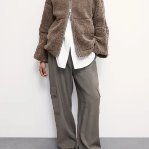 Teddy jacka från hm - Den slutsålda Teddy jackan från hm i färgen mörkbeige samt storlek s. Den är helt oanvänd med prislappen kvar, kontakta mig vid frågor😊