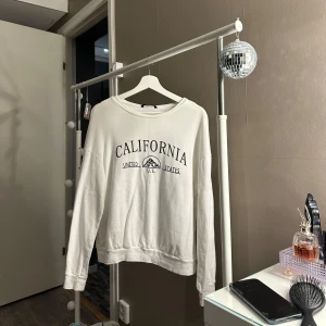 Sweatshirt  - Säljer denna tröjan då jag inte använder den eftersom jag inte använder vitt
