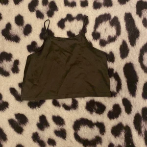 Pyjamas tröja  - Fin svart pyjamas tröja, fint och rent skick, inte trasig, använd ungefär 3-4 gånger. Pris går att diskutera. 