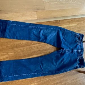 Levis jeans 501 - Säljer ett par riktigt snygga Levis byxor som är i riktigt bra skick enbart att dom är lite mörkare där nere men som inte syns. Jag säljer dom på grund av att dom är för stora. Skriv gärna till mig om ni har någon fråga.