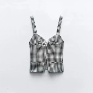 Zara topp - Super snygg topp från zara som tyvärr är alldeles för liten ( därav ingen egen bild på) 