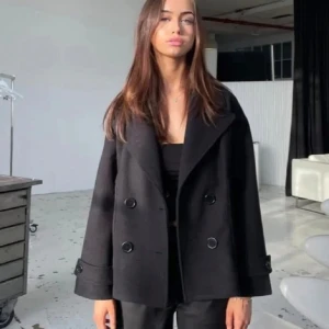 Svart design by si kappa - Superfin svart design by si kappa u storlek M/L. Fint skick, lite nopprig på sina ställen men inget som märks. Först t kvarn! Många intresserade 💗💗