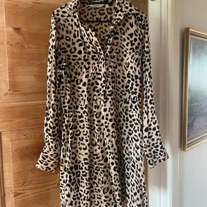 Klänning - Snygg leopardklänning från other stories, bra skick✨