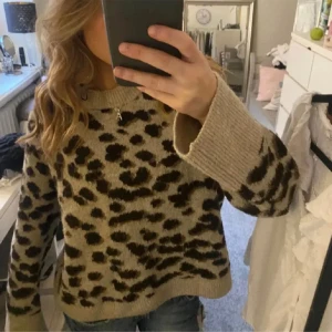 Stickad leopard tröja  - Säljer denna så fina leopard tröja, ifrån H&M Storlek XS, men skulle säga att den passar även S ❣️