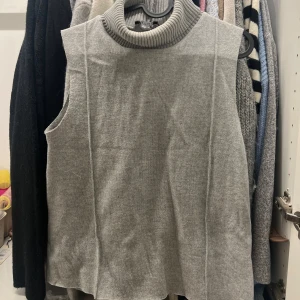 Polo tröja - Söt stickad tröja med polo krage. Nyskick, inga defekter, använd ca 5 gånger🩷🩷🩷