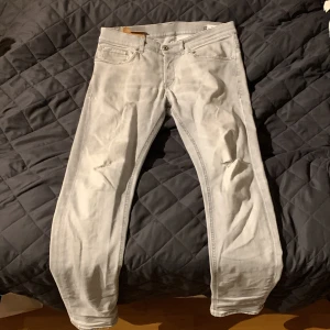 Dondup jeans  - Tja säljer nu dessa dondups i en riktig sjysst grå färg, tveka inte på att höra av dig!! Pris ej hugget i sten🪨🪨