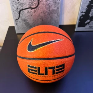 Basketboll från Nike - Säljer en basketboll från Nike Elite i storlek 7. Använts väldigt minimalt och är i nyskick. Nypris är 900kr