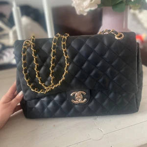 Stor Chanel väska - Jättefin stor Chanelväska.  Köpt här på Plick men aldrig använt den. Ca. 34cm bred och 24cm hög. 