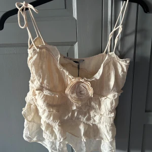 Zara linne - En skick snygg zara topp/linne som är i nyskick med prislapp kvar. Verkligen super sött topp perfekt till skolan eller till hösten🤗