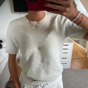 Vit kortärmad tröja - jättefin vit/beige stickad t/shirt från hm, perfekt passform och färg som passar perfekt till hösten.
