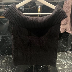 NA-KD topp  - Snygg stickad off shoulder topp från NA-KD💓