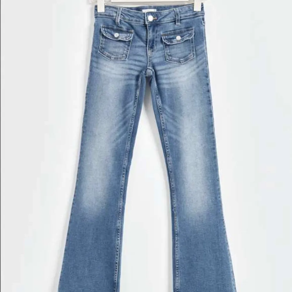 Jättefina gina young jeans i storlek 170, dessa är lågmidjade och bootcut. Kom privat för bilder eller frågor, i bra skick. Jeans & Byxor.