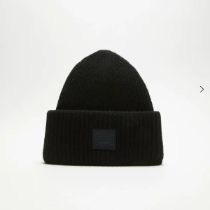 Söker - Söker en svart acne mössa i bra skick som kan tänka sig å sälja sin för 6-700 kr?💗