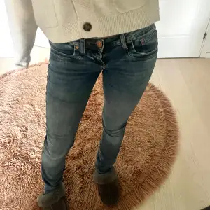 säljer mina blå ltb jeans i storleken 25/34 💖 de är mer bootcut än vad de ser ut på bilden!! skriv för mer info eller bilder priset kan diskuteras