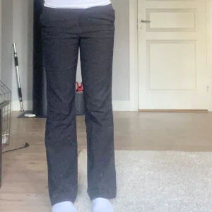 Kostymbyxor bootcut  - Säljer ett par kostymbyxor midwaist bootcut från HM. Dessa är för korta för mig som är 168 så om någon har strl 36/S köper jag gärna. Pris kan diskuteras!🫶🏽🍂🍁