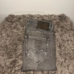 Replay Jeans  - Ett par feta replay, med snygg tvätt och skön stretch, eftertraktade och perfekt för hösten. Passar perfekt på mig som är 180 cm. Dom sitter slimfit fortfarande i strålande skick och har mycket o ge! Hör gärna av er vid frågor! Fraktas inom 24h! 🙌