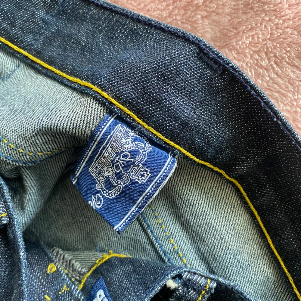 I super bra skick. De är min mammas gamla jeans och jag säljer de eftersom att de är lite stora på mig❤️. Jeans & Byxor.