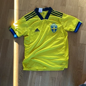 Sverige hemmatröja retro - Sveriges hemmatröja från några år sen, riktigt snygg. Säljer då den har blivit för liten.