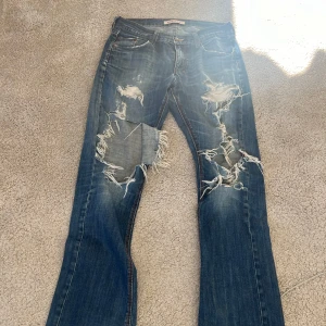 Mustang jeans💞 - Jätte snygga bootcut jeans med hål. Köpte på Vinted men var för stora tyvärr, skriv för måtten!💓
