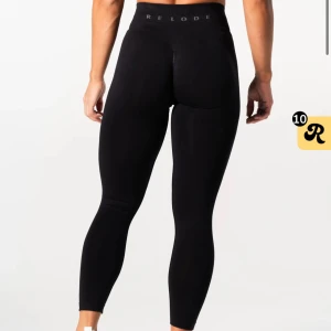 Relode prime scrunch - Svarta relode prime scrunch tights. Finns ett hål, se sista bilden, därav priset! 