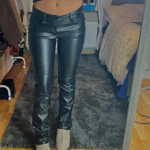 Skinnbyxor - Svarta skinnbyxor från Bikbok. Sitter low waist med straight passform. Använda lite så bra skick, köpta för 599 i butik. Jag är 164cm lång. 