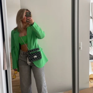 Kavaj / klänning - Blazer som man kan använda som klänning eller kavaj Perfekt både till vardags eller fest Storlek 38, lite oversized 