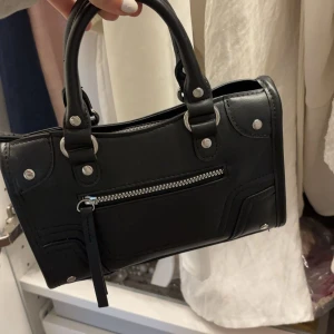 Väska  - Supersnygg väska från H&M.  Endast använd 1 gång, säljs inte längre💕💕