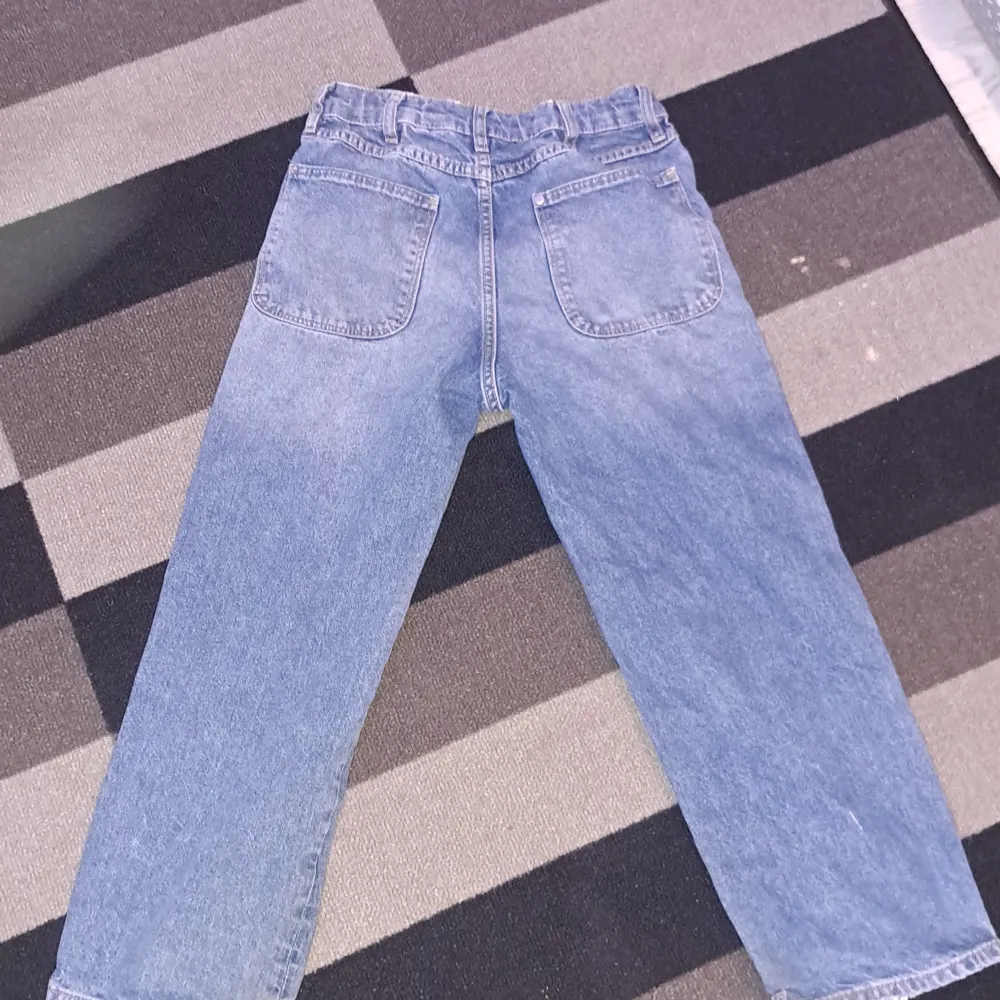 Säljer ett par klassiska blå jeans i en avslappnad stil. De har en baggy passform och ser riktigt bekväma ut. Perfekta för vardagsbruk! Passar även mig som är 153 på bilden!. Jeans & Byxor.