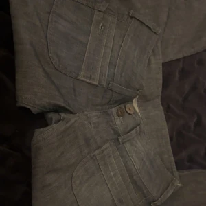Jätte fina pepe jeans🥰 - Dem är i jätte bre skick har aldrig använt dem har ba legat i min garderob och dem är helt nytvättad, är lite skinny där nere dock men den är snygga men är tyvärr för tajta för mig i höften🥰 priset kan diskuteras, kan mötas upp, swish gärna 