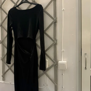 Klänning shein - Svart klänning med långa ärmar. Klänningen har en slits i sidan och en knut i midjan. Använd fåtal gånger men i fint sick! Den är från Shein!
