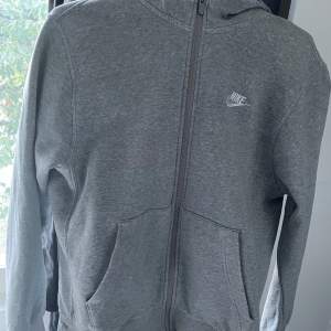 Hej jag säljer denna Gråa Nike zip hoodie storlek S passar M. mycket fint skick, den är knappt använd och säljer eftersom den är för liten. Det finns inga som helst defekter på tröjan. Nypris 949kr säljer för 500