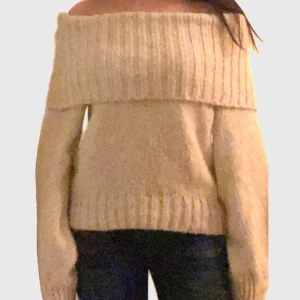 Off shoulder sweater  - Off shoulder white sweater  Gina tricot  Never used  