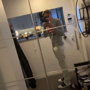 Dondup George - Sjukt feta dondup jeans i eftertraktade modellen George🤩 Soft vit färg (riktig guzzmagnet) Strl 34 men sitter som 32😍💫 Nypris: 3000 ☹️ Mitt pris: 899😜