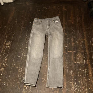 Gråa Levis jeans  - Gråa Levis jeans, ganska slitna men använd bara, köpt från NK för :800kr