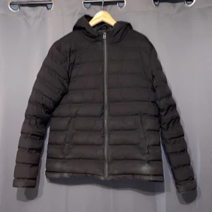 Jacka  - Lite äldre jacka varit använd en del men helt skadefri pass formen är M 