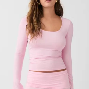 rosa tröja  - Rosa tröja med skruna armar från Gina tricot oanvänd 
