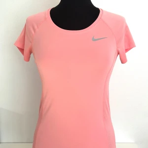 NIKE T-SHIRT - En rosa träningströja från Nike!💗 Jätteskönt material, i nyskick. Storlek XS men passar även S🤗