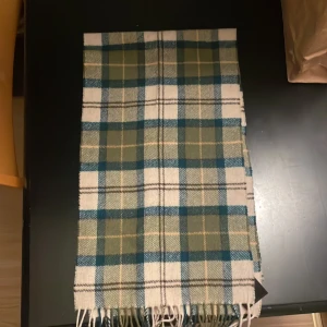 Barbour halsduk - Barbour halsduk i fantastisk skick tror jag har använt den Max en gång den är väldigt svår att få tag på då den inte göra längre 