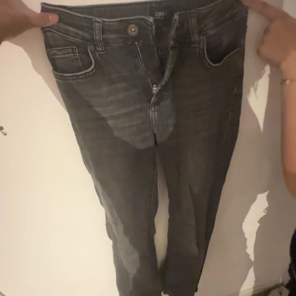 Only jeans som är ganska använda men ändå i bra skick. De är slits längst ner och sitter jättefint. De är midrise och passar både 32/34. . Jeans & Byxor.