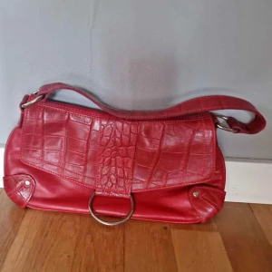Rödväska - Jätte fin röd vintage väska Knapp använt