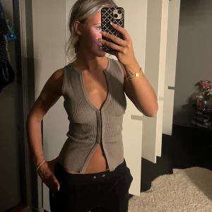 Zara topp - Mycket efterfrågad topp från zara, använd enstaka gång. Finns ej att köpa i butik 