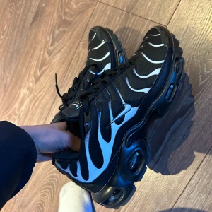 Nike TN - Säljer dessa Nike TN eftersom jag inte gillar den stilen så mycket längre det är i mycket mycket bra skick utan några som helst defekter men däremot är sko kartongen bort slarvad