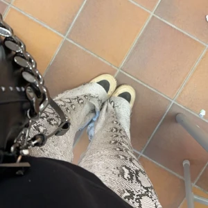 Mönstrade byxor - Ett par tunna kostymbyxor i ormskinns mönster. Super snygga. Köpt från sellpy. Använder ej längre därav säljes 