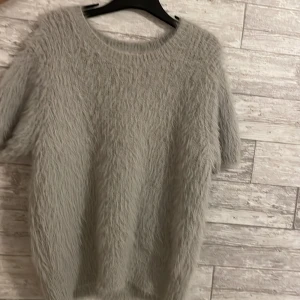 stickad t-shirt - en fluffig stickad t-shirt ifrån zara som är sååå gosig och mjuk. Använt 1 gång. Köptes i spanien för 399kr . storleken är L men sitter som en XS-S💓. 