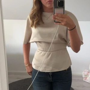 Hm blus  - Blus ifrån hm, slutsåld. I storlek xs. Skriv om fler bilder intresseras. Väldigt fint skick.