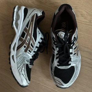 Asics sneakers - Jättesnygga sneakers från Asics, köpta från Zalando för ett år sedan. Endast använda en gång, väldigt fint skick! 🤎 köpta för 1700:- 🤍 Storlek 41,5 och passar mig som brukar ha storlek 41